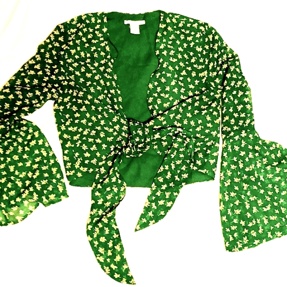 URBAN OUTFITTERS Medium Cropped Front Tie Blouse in Green and White Floral Patte